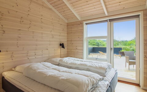 Heriest - 1.2Km from the Sea: Træ, Hårdttræ, Planke, Bed Frame, Bejdse, Soveværelse, Seng, Hotel