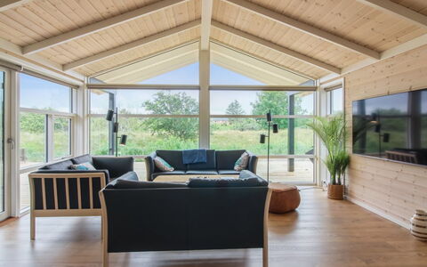 Heriest - 1.2Km from the Sea: Træ, Loft, Gulvbelægning, Etage, Veranda, Indretning, Trægulve, Dør, Hårdttræ, Stol