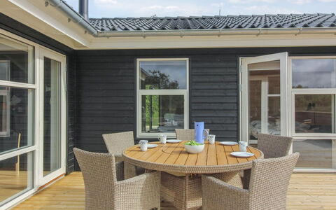 Heriest - 1.2Km from the Sea: Boligområde, Tag, Forstad, Indkørsel, Estate, Skorsten