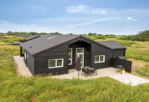 Grith - 1Km from the Sea: Indretning, Loft, Lejlighed, Gulvbelægning, Møbel, Etage, Værelse, Belysning, Hjem, Couch