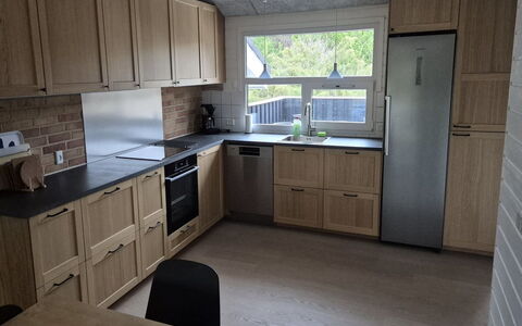 Riika - 425M from the Sea: Køkken, Træ, Countertop, Gulvbelægning, Cabinetry, Køkken Apparat, Møbel, Indretning, Større Bandage, Etage