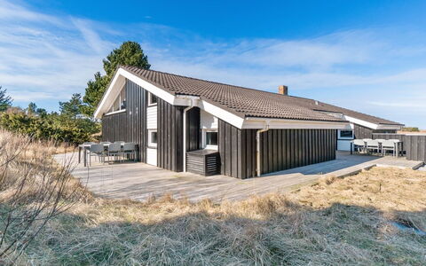 Riika - 425M from the Sea: Indretning, Loft, Lejlighed, Gulvbelægning, Møbel, Etage, Værelse, Belysning, Hjem, Couch