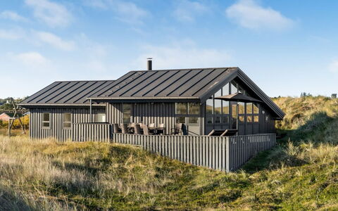 Fransisca - 600M from the Sea: Blå, Busk, Sommerhus, Bunddække, Have, Estate, Skygge, Landscaping, Stuehus, Eco Hotel