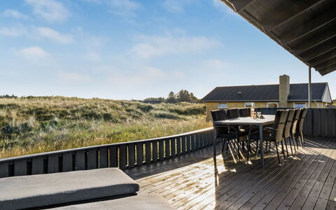 Fransisca - 600M from the Sea: Blå, Busk, Sommerhus, Bunddække, Have, Estate, Skygge, Landscaping, Stuehus, Eco Hotel