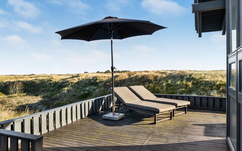 Fransisca - 600M from the Sea: Blå, Busk, Sommerhus, Bunddække, Have, Estate, Skygge, Landscaping, Stuehus, Eco Hotel