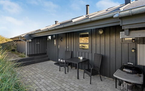 Fransisca - 600M from the Sea: Blå, Busk, Sommerhus, Bunddække, Have, Estate, Skygge, Landscaping, Stuehus, Eco Hotel