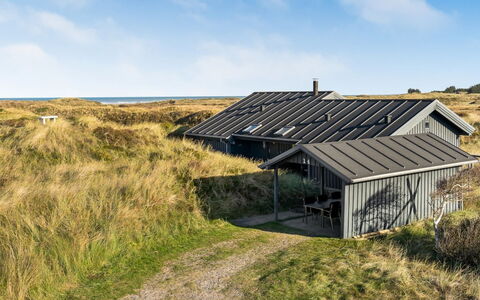 Fransisca - 600M from the Sea: Blå, Busk, Sommerhus, Bunddække, Have, Estate, Skygge, Landscaping, Stuehus, Eco Hotel