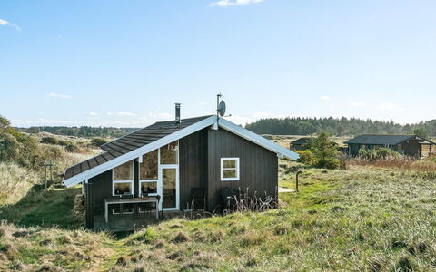 Bothilda - 660M from the Sea: Blå, Busk, Sommerhus, Bunddække, Have, Estate, Skygge, Landscaping, Stuehus, Eco Hotel