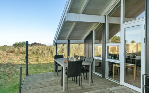 Bothilda - 660M from the Sea: Blå, Busk, Sommerhus, Bunddække, Have, Estate, Skygge, Landscaping, Stuehus, Eco Hotel