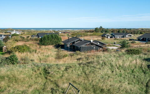 Bothilda - 660M from the Sea: Blå, Busk, Sommerhus, Bunddække, Have, Estate, Skygge, Landscaping, Stuehus, Eco Hotel