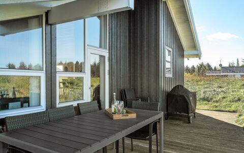Bothilda - 660M from the Sea: Blå, Busk, Sommerhus, Bunddække, Have, Estate, Skygge, Landscaping, Stuehus, Eco Hotel
