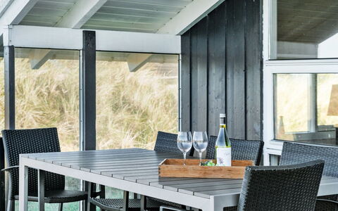 Bothilda - 660M from the Sea: Blå, Busk, Sommerhus, Bunddække, Have, Estate, Skygge, Landscaping, Stuehus, Eco Hotel