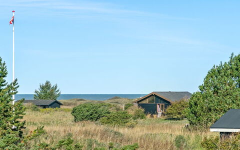 Bothilda - 660M from the Sea: Blå, Busk, Sommerhus, Bunddække, Have, Estate, Skygge, Landscaping, Stuehus, Eco Hotel