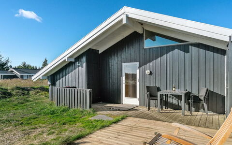Bothilda - 660M from the Sea: Blå, Busk, Sommerhus, Bunddække, Have, Estate, Skygge, Landscaping, Stuehus, Eco Hotel
