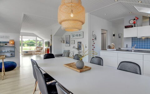 Harmen - 1.1Km from the Sea: Indretning, Loft, Lejlighed, Gulvbelægning, Møbel, Etage, Værelse, Belysning, Hjem, Couch