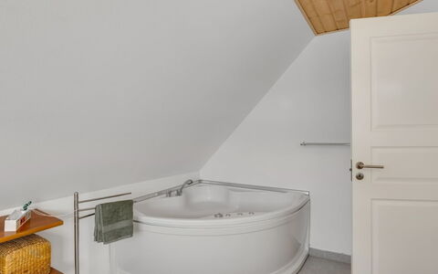 Othelia - 1.8Km from the Sea: Lejlighed, Skygge, Altan, Stol, Hegn, Udendørs Møbler, Aluminium, Kunstgræs