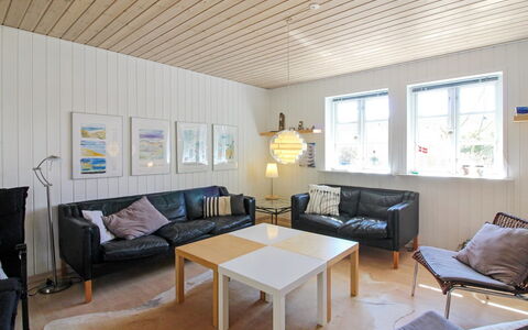 Othelia - 1.8Km from the Sea: Indretning, Gulvbelægning, Træ, Loft, Møbel, Etage, Trægulve, Couch, Stue, Hjem
