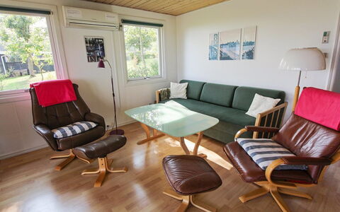 Isalie - 200M from the Sea: Møbel, Træ, Gulvbelægning, Indretning, Etage, Stue, Værelse, Stol, Bejdse