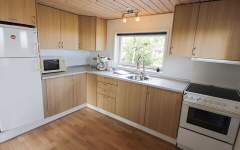 Isalie - 200M from the Sea: Gulvbelægning, Træ, Køkken, Indretning, Etage, Countertop, Møbel, Køkken Apparat, Cabinetry, Større Bandage