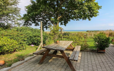 Isalie - 200M from the Sea: Møbel, Udendørs Møbler, Udendørs Bench, Bord, Udendørs Bord, Bænk, Picnic Bord, Stol, Skygge, Have