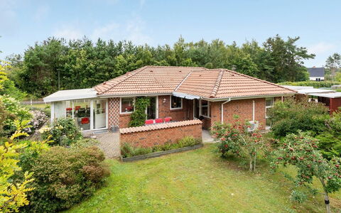 Maksimilian - 1.5Km from the Sea: Græs, Hus, Tag, Boligområde, Busk, Hjem, Sommerhus, Have, Land Lot