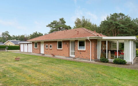 Maksimilian - 1.5Km from the Sea: Bygning, Græs, Hus, Tag, Hjem, Boligområde, Busk, Sommerhus, Estate, Dør