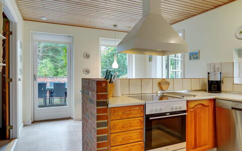 Maksimilian - 1.5Km from the Sea: Gulvbelægning, Indretning, Etage, Countertop, Træ, Køkken, Loft, Cabinetry, Lysarmatur, Møbel