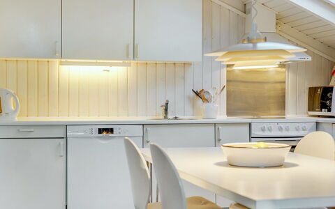 Helmtrud - 500M from the Sea: Indretning, Gulvbelægning, Køkken, Lysarmatur, Countertop, Loft, Træ, Etage, Køkken Apparat, Belysning