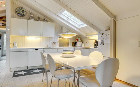 Helmtrud - 500M from the Sea: Indretning, Gulvbelægning, Loft, Træ, Møbel, Etage, Lysarmatur, Køkken, Belysning, Køkken & Spisebord