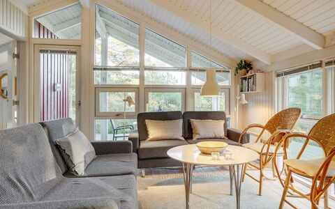 Helmtrud - 500M from the Sea: Træ, Indretning, Møbel, Loft, Stue, Couch, Hjem, Værelse, Stol