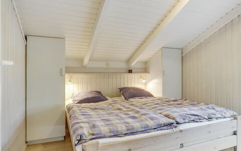 Helmtrud - 500M from the Sea: Træ, Soveværelse, Indretning, Gulvbelægning, Etage, Loft, Seng, Møbel, Værelse, Sengetøj