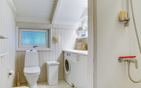 Helmtrud - 500M from the Sea: Gulvbelægning, Sanitærarmatur, Etage, Indretning, Loft, Vvs, Tap, Værelse, Badeværelse, Håndvask