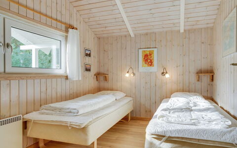 Thomasine - 1.5Km from the Sea: Træ, Soveværelse, Seng, Indretning, Loft, Sengetøj, Sengetøj, Hjem, Bed Frame, Etage