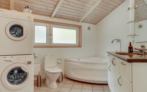 Thomasine - 1.5Km from the Sea: Sanitærarmatur, Gulvbelægning, Etage, Indretning, Træ, Loft, Tap, Håndvask, Vvs, Badeværelse