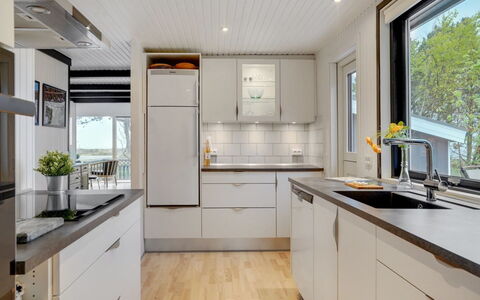 Djuna - 200M from the Sea: Køkken, Køkken Apparat, Countertop, Cabinetry, Større Bandage, Indretning, Gulvbelægning, Træ, Husholdningsapparat, Loft