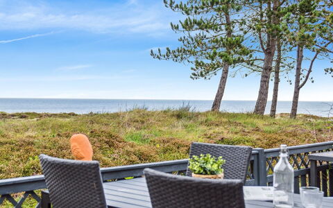 Djuna - 200M from the Sea: Møbel, Udendørs Møbler, Stol, Bord, Udendørs Bord, Hav, Ocean, Kyst, Skygge, Dæk