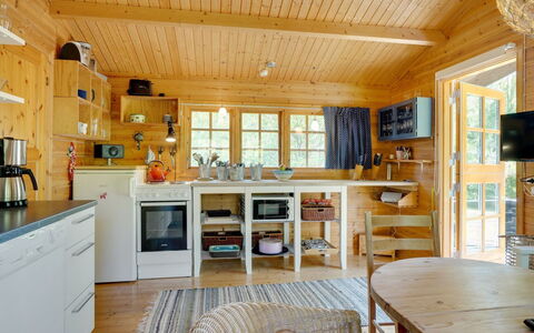 Ascen - 300M from the Sea: Køkken, Møbel, Træ, Loft, Indretning, Countertop, Gulvbelægning, Køkken Apparat, Større Bandage, Cabinetry