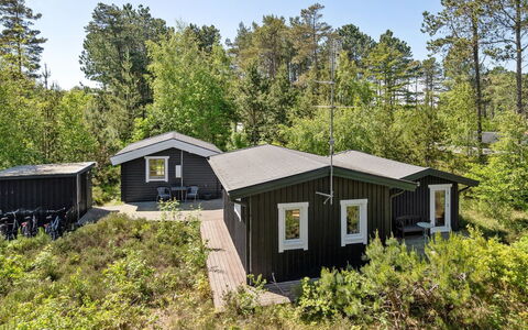 Ascen - 300M from the Sea: Boligområde, Busk, Hus, Hjem, Have, Estate, Skygge, Landscaping, Lawn