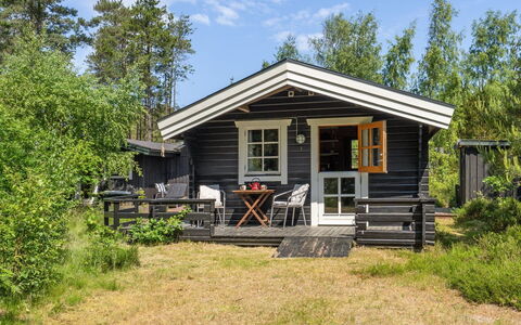 Ascen - 300M from the Sea: Boligområde, Busk, Hus, Hjem, Have, Estate, Skygge, Landscaping, Lawn