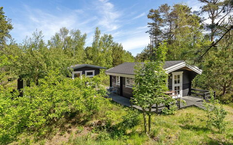 Ascen - 300M from the Sea: Boligområde, Busk, Hus, Hjem, Have, Estate, Skygge, Landscaping, Lawn