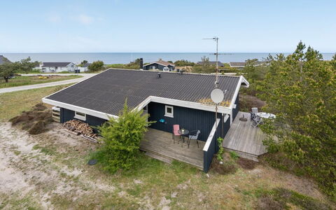 Arun - 150M from the Sea: Svømmepøl, Udendørs Møbler, Møbel, Udvej, Flise, Eco Hotel, Skygge, Stol, Fritid, Estate