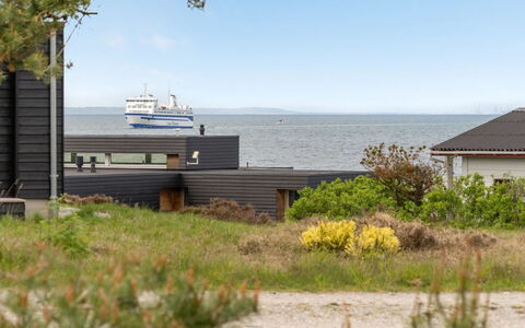 Arun - 150M from the Sea: Svømmepøl, Udendørs Møbler, Møbel, Udvej, Flise, Eco Hotel, Skygge, Stol, Fritid, Estate