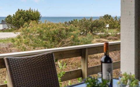 Arun - 150M from the Sea: Svømmepøl, Udendørs Møbler, Møbel, Udvej, Flise, Eco Hotel, Skygge, Stol, Fritid, Estate