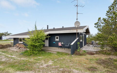 Arun - 150M from the Sea: Svømmepøl, Udendørs Møbler, Møbel, Udvej, Flise, Eco Hotel, Skygge, Stol, Fritid, Estate
