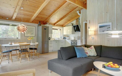 Thorger - 5Km from the Sea: Indretning, Møbel, Træ, Loft, Gulvbelægning, Etage, Værelse, Lysarmatur, Couch, Stue