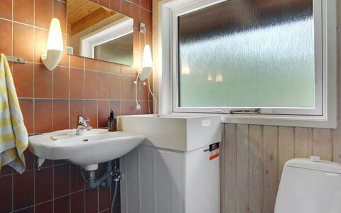 Thorger - 5Km from the Sea: Badeværelsesvask, Badeværelse, Sanitærarmatur, Håndvask, Væg, Gulvbelægning, Indretning, Tap, Etage, Vvs