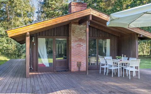 Thorger - 5Km from the Sea: Træ, Hus, Sommerhus, Hjem, Tag, Dør, Veranda, Hårdttræ, Garden Bygninger, Bjælkehytte