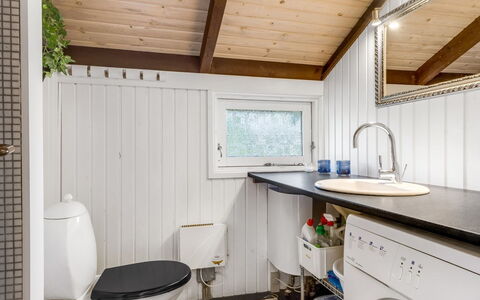 Eliana - 350M from the Sea: Træ, Sanitærarmatur, Indretning, Loft, Gulvbelægning, Tap, Etage, Vvs, Håndvask, Badeværelse