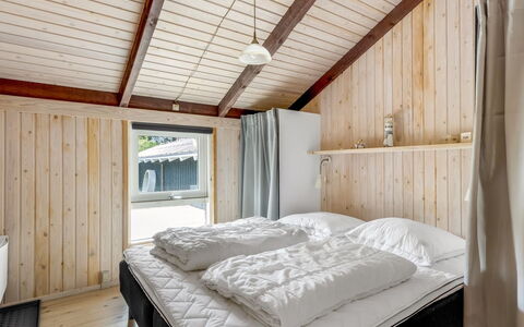 Eliana - 350M from the Sea: Træ, Soveværelse, Loft, Seng, Indretning, Etage, Hjem, Møbel, Sengetøj, Sengetøj
