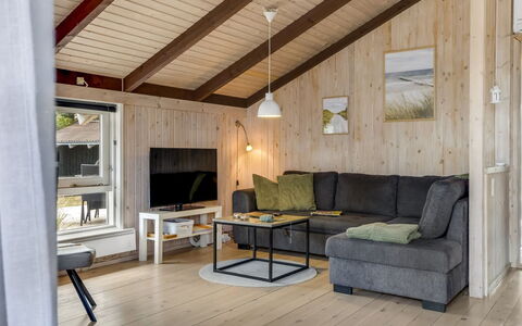 Eliana - 350M from the Sea: Træ, Gulvbelægning, Loft, Indretning, Etage, Møbel, Trægulve, Værelse, Hjem, Stue